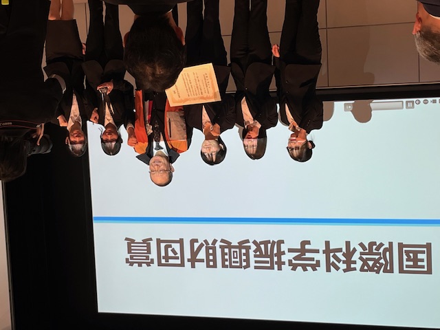国際科学振興財団賞を受賞した福井高専チームと「ベストなベスト」を着用した吉岡高志財団専務理事